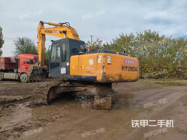 現(xiàn)代R225LC-7挖掘機(jī)