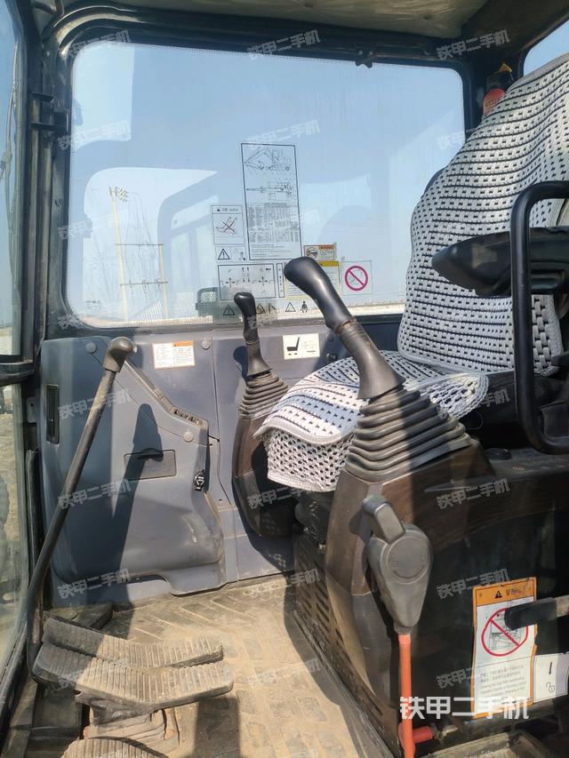 驾驶室顶部（整机外观）