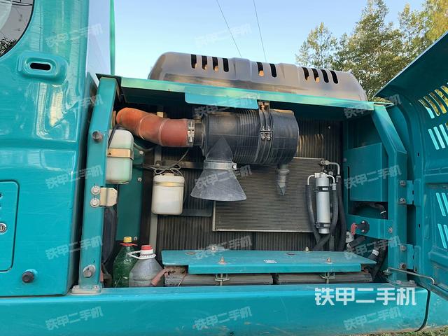 液压泵舱室正面整体（整机外观）