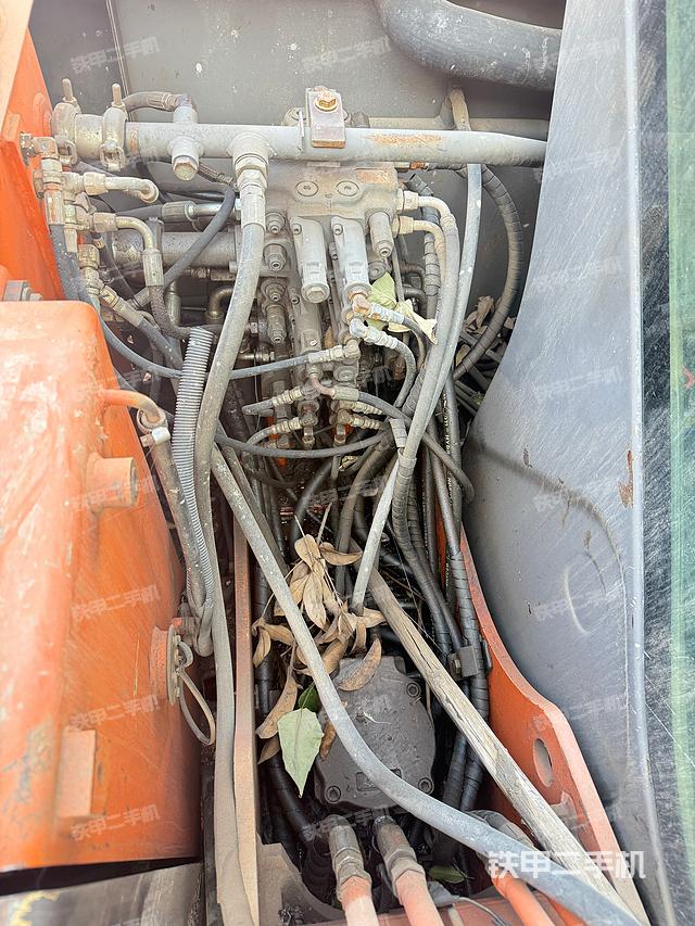 回轉(zhuǎn)馬達(dá)和主控閥（整機(jī)外觀）