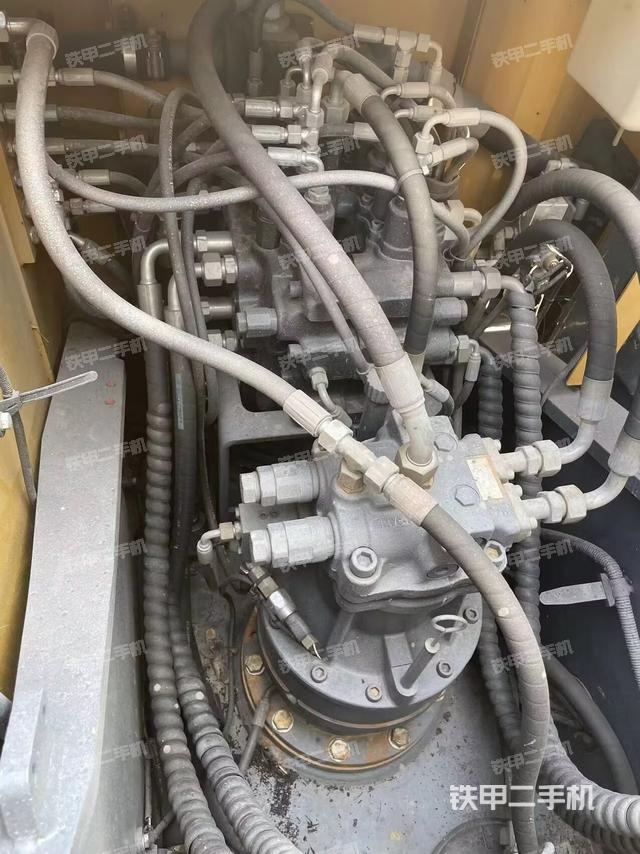 回转马达和主控阀（整机外观）