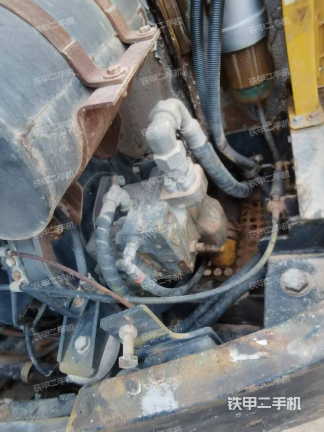 回轉(zhuǎn)馬達(dá)和主控閥（整機(jī)外觀）