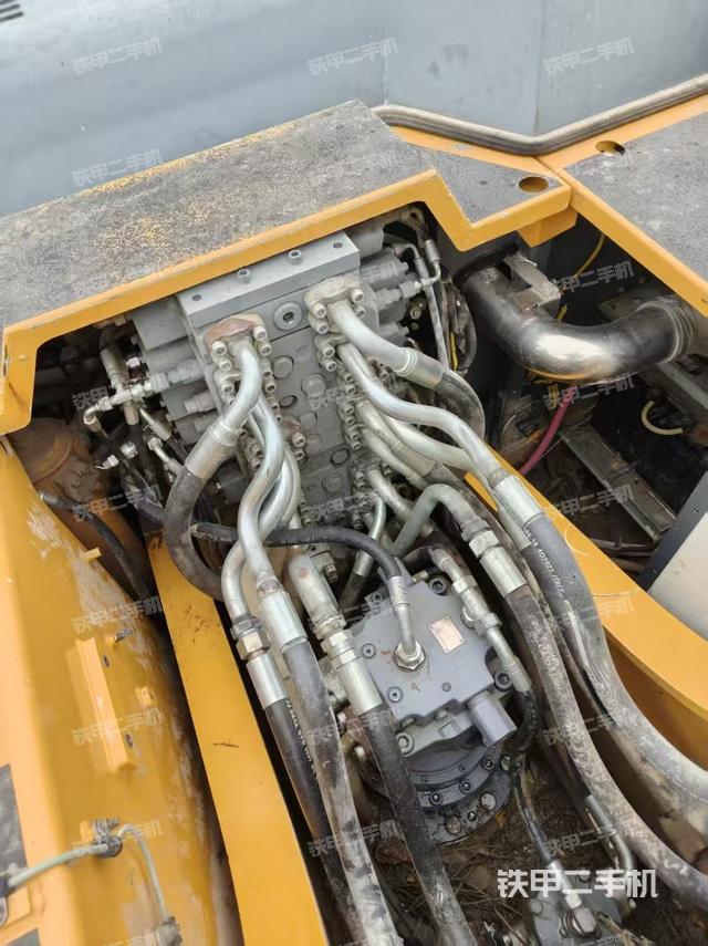 回转马达和主控阀（整机外观）