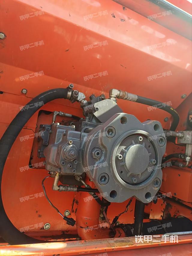 液壓泵艙室正面整體（整機外觀）