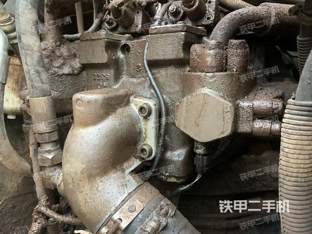 液压泵舱室正面整体（整机外观）