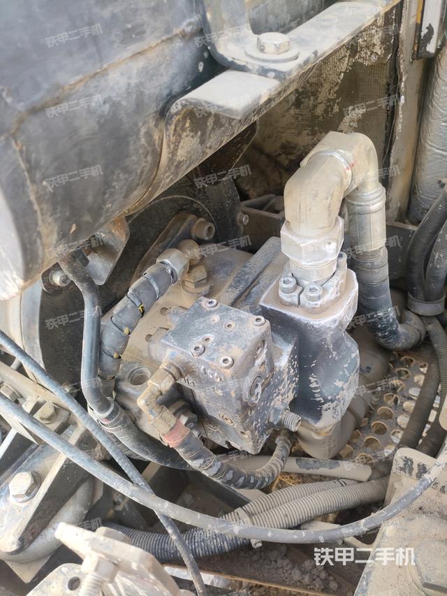 液压泵舱室正面整体（整机外观）