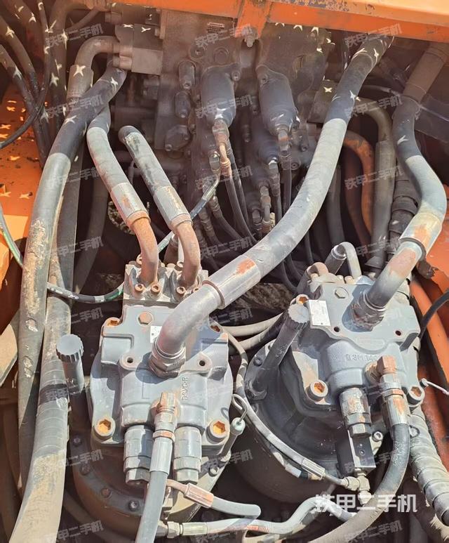 回轉馬達和主控閥（整機外觀）