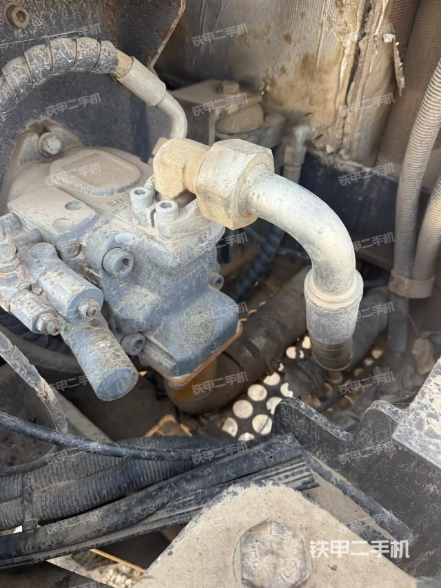 液压泵舱室正面整体（整机外观）