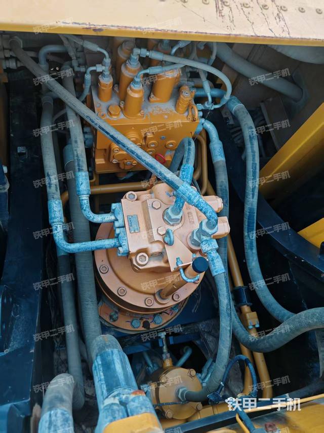 回轉(zhuǎn)馬達(dá)和主控閥（整機(jī)外觀）