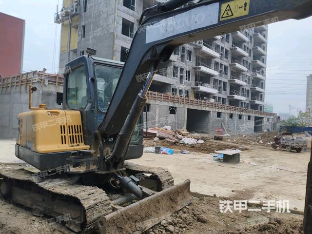 駕駛室頂部（整機外觀）