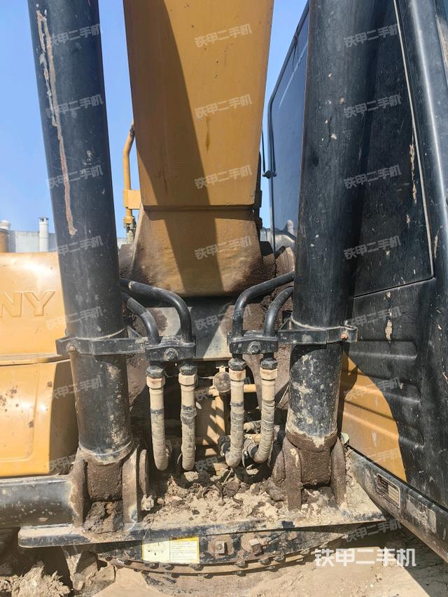 大臂油缸整体 竖拍（工作和回转装置）