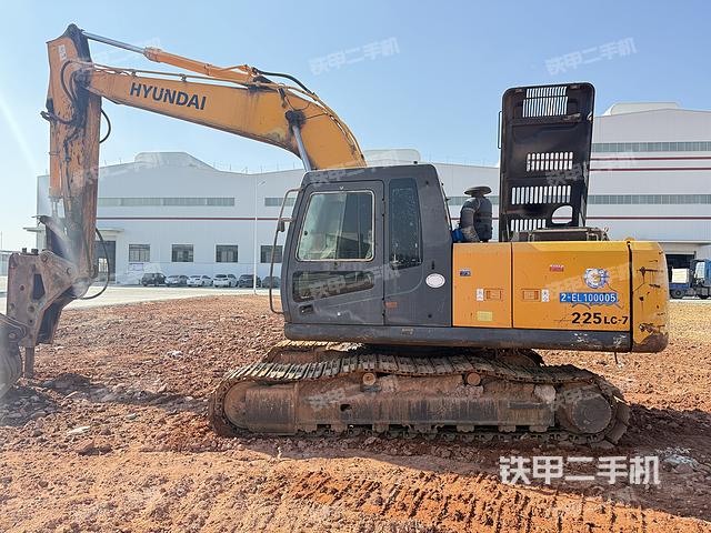 現(xiàn)代R215-7C挖掘機(jī)