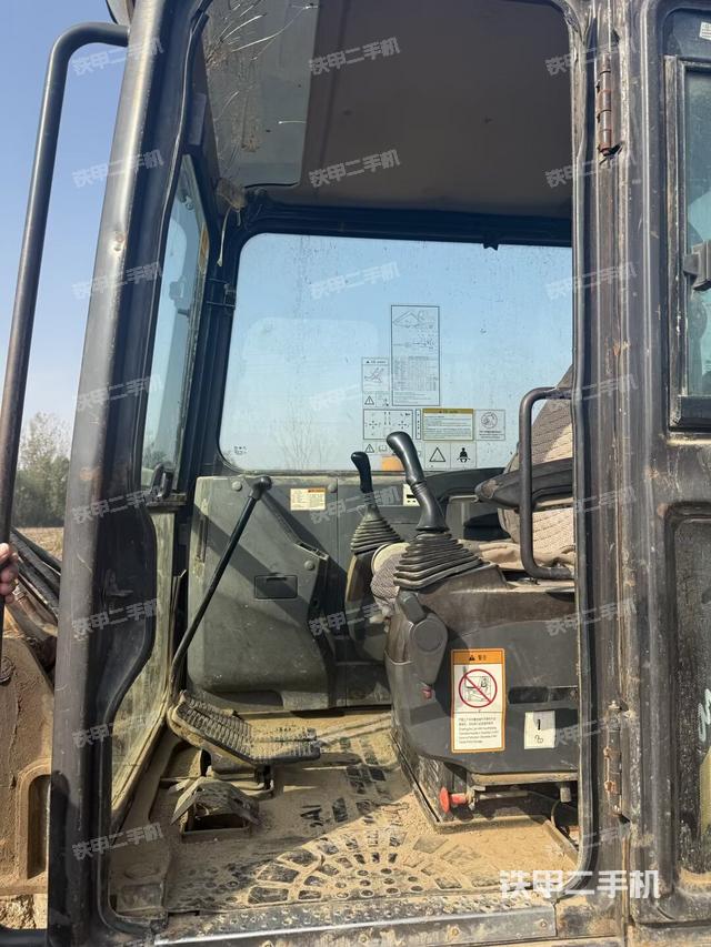 驾驶室顶部（整机外观）