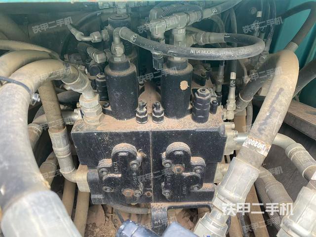 回轉(zhuǎn)馬達(dá)和主控閥（整機(jī)外觀）