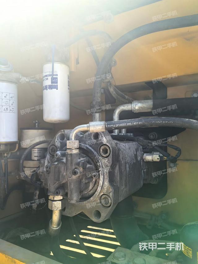 液压泵舱室正面整体（整机外观）