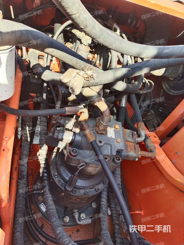 回轉(zhuǎn)馬達和主控閥（整機外觀）