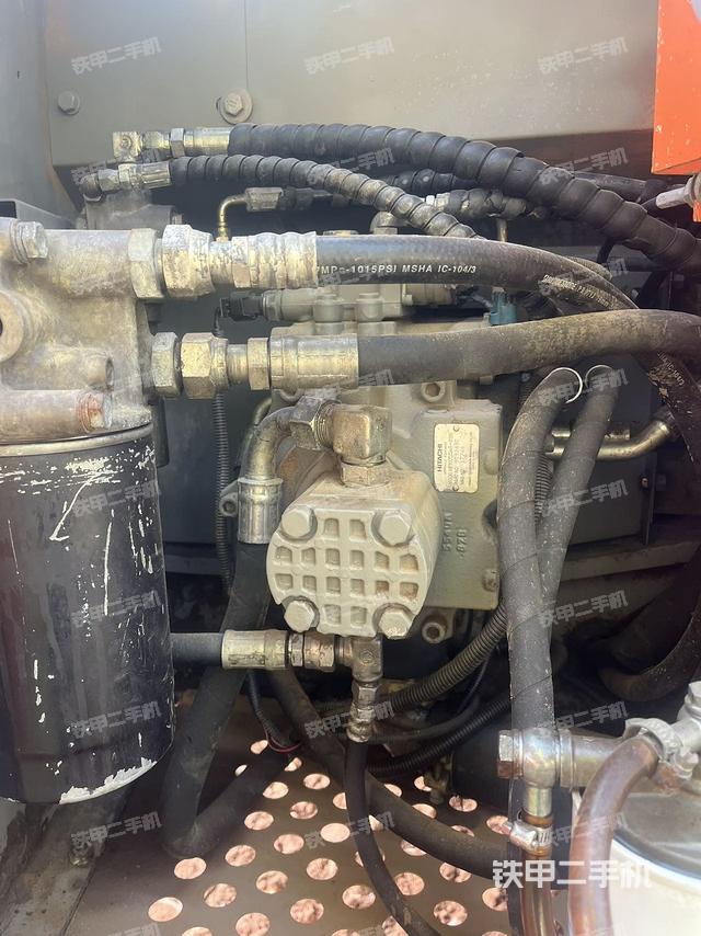 液压泵舱室正面整体（整机外观）