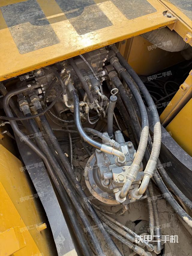 回转马达和主控阀（整机外观）