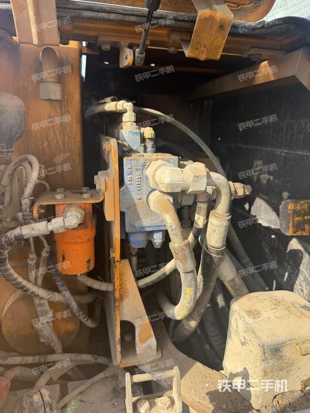 回转马达和主控阀（整机外观）