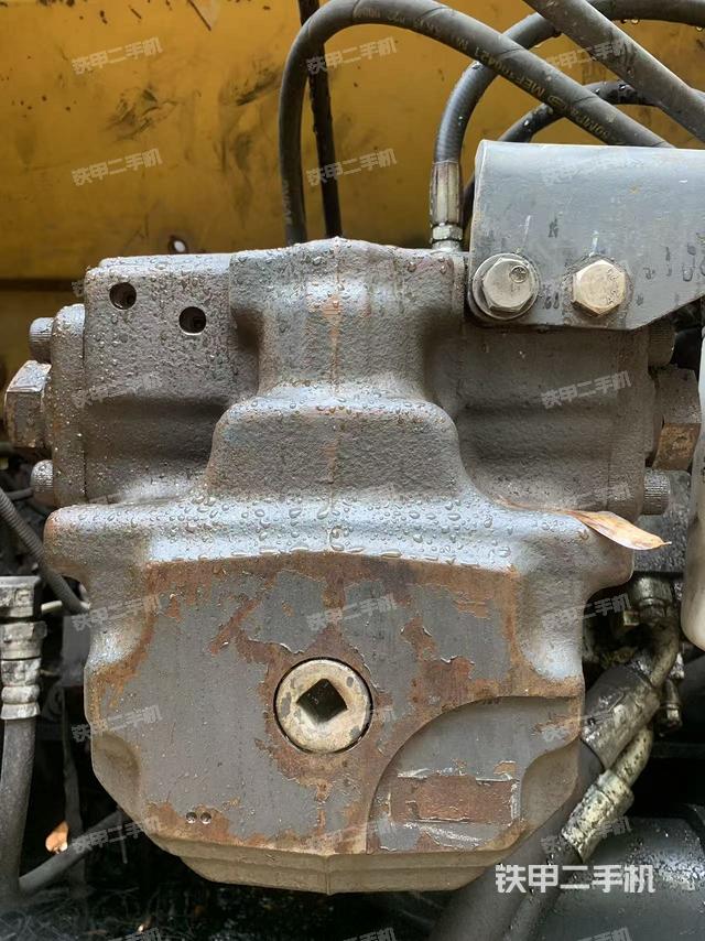 液压泵舱室正面整体（整机外观）