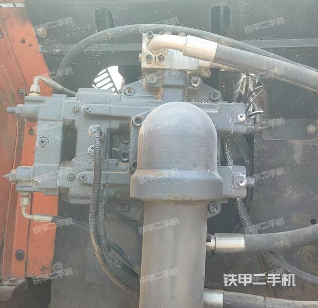 液壓泵艙室正面整體（整機外觀）