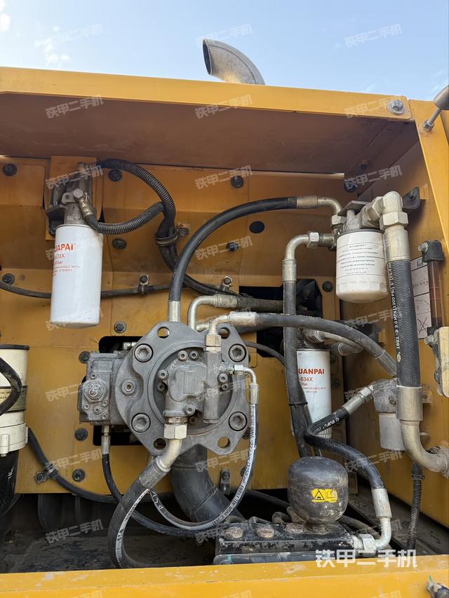 液压泵舱室正面整体（整机外观）