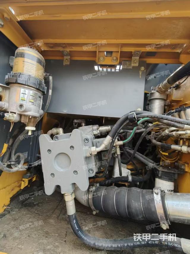 液压泵舱室正面整体（整机外观）