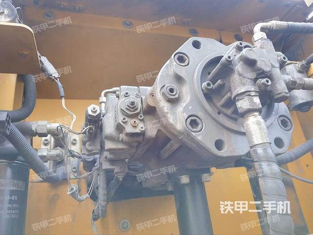 液壓泵艙室正面整體（整機外觀）