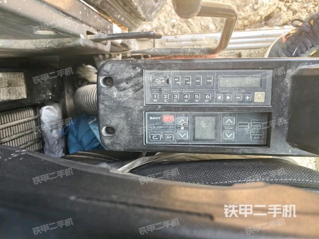 座椅右侧控制台/钥匙门/油门/含右手柄（驾驶室部分）