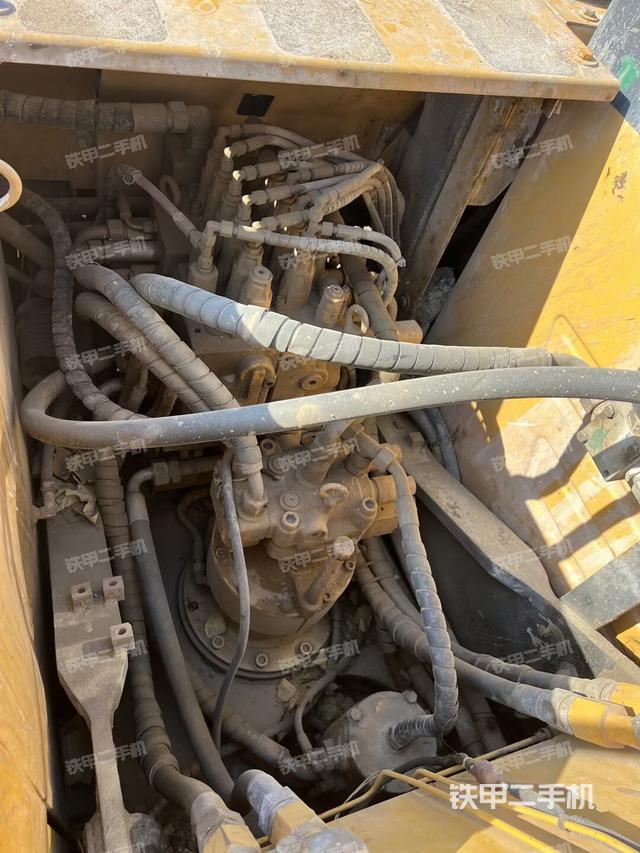 回轉(zhuǎn)馬達(dá)和主控閥（整機(jī)外觀）