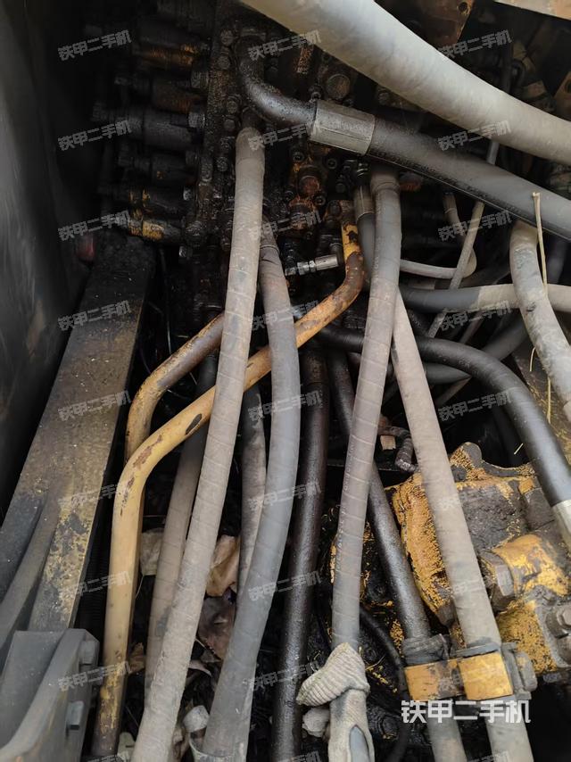 回轉(zhuǎn)馬達(dá)和主控閥（整機(jī)外觀）