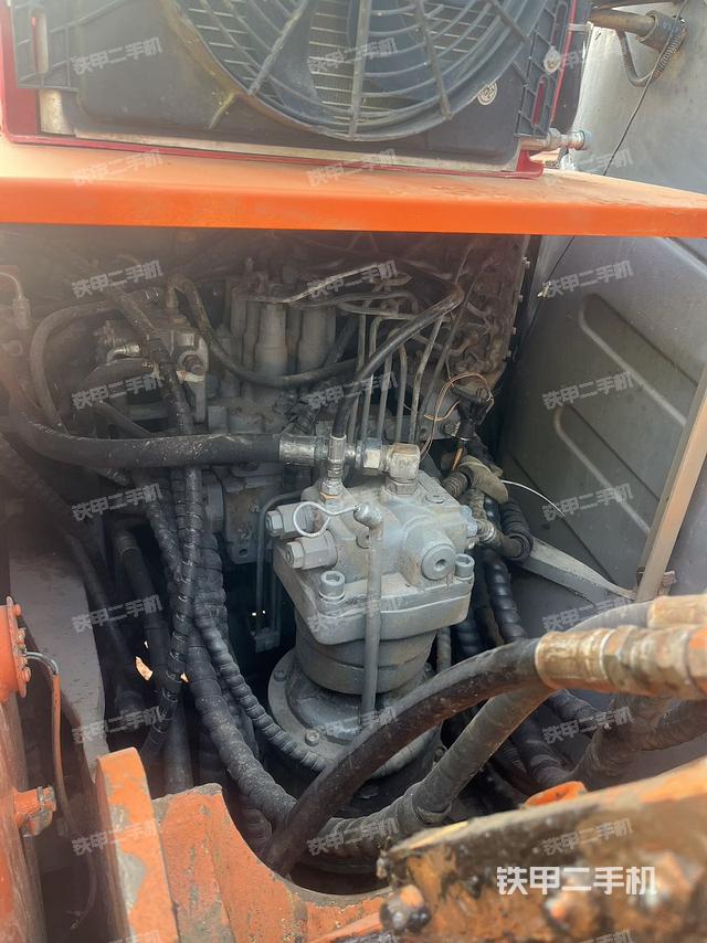 回转马达和主控阀（整机外观）