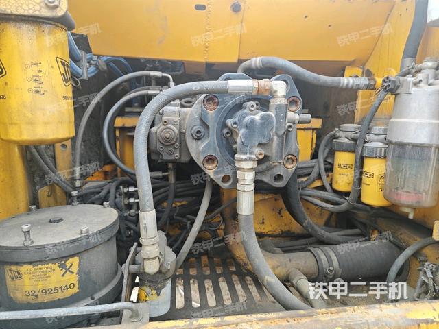 液压泵舱室正面整体（整机外观）