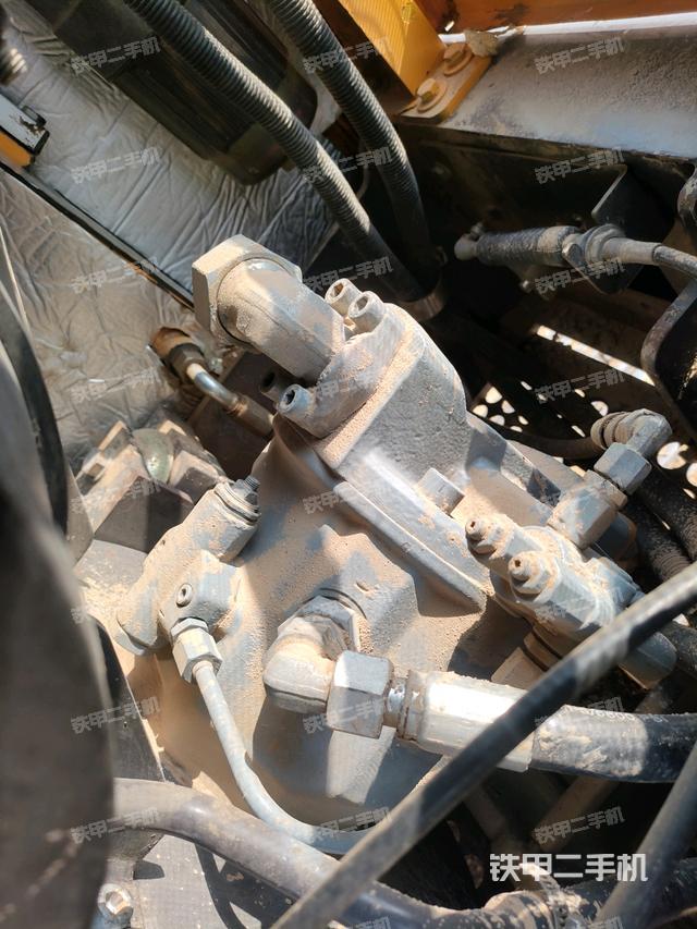 液压泵舱室正面整体（整机外观）