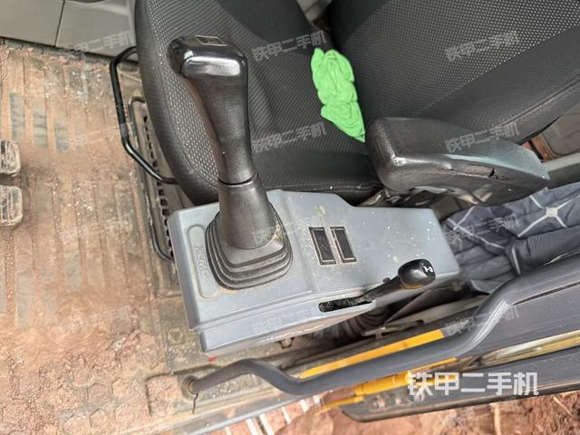 座椅左侧控制台/音响/含左手柄（驾驶室部分）