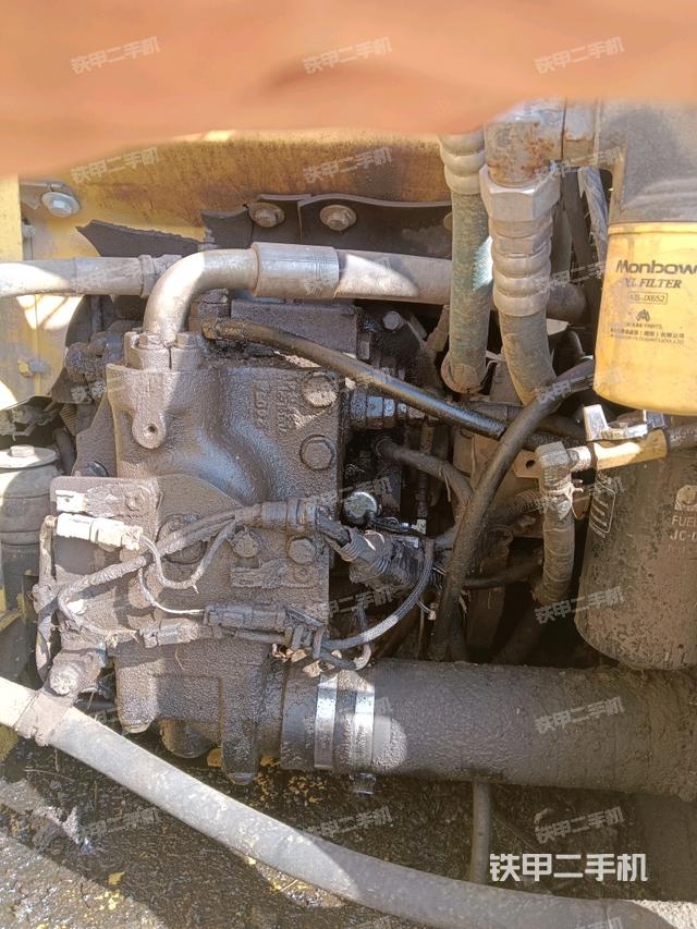 液压泵舱室正面整体（整机外观）