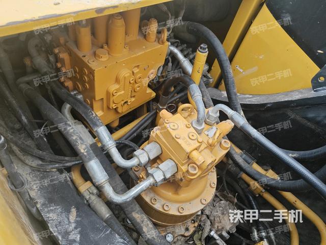 回转马达和主控阀（整机外观）