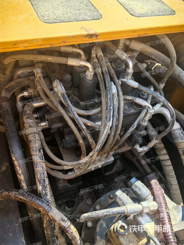 回转马达和主控阀（整机外观）