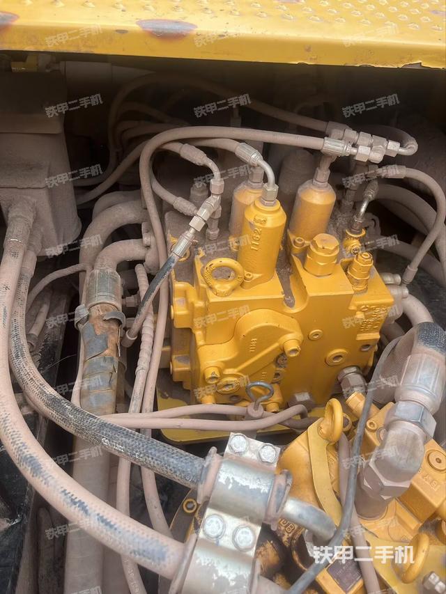 回转马达和主控阀（整机外观）