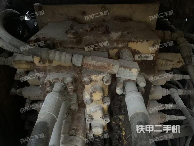 回转马达和主控阀（整机外观）