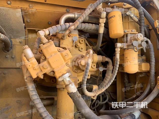 液压泵舱室正面整体（整机外观）