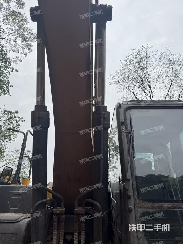 大臂油缸整体 竖拍（工作和回转装置）