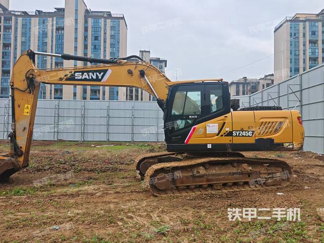 三一重工SY215C挖掘機(jī)