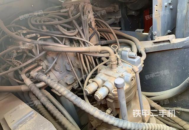 回轉(zhuǎn)馬達(dá)和主控閥（整機(jī)外觀）