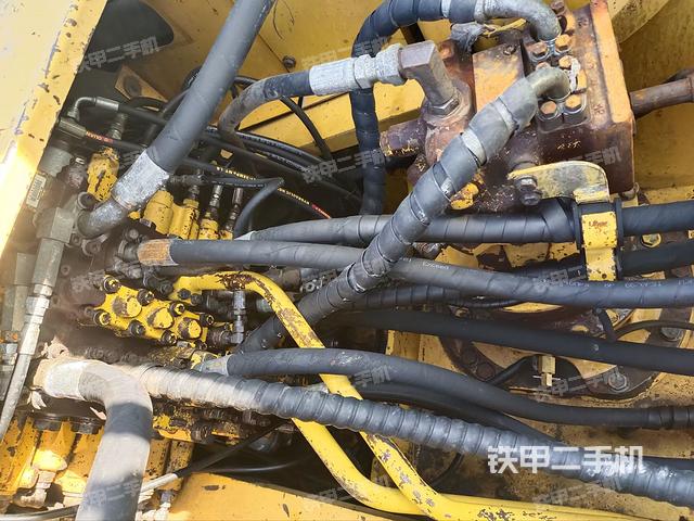 回轉(zhuǎn)馬達和主控閥（整機外觀）