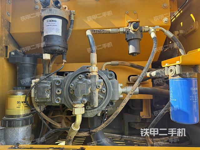 液压泵舱室正面整体（整机外观）