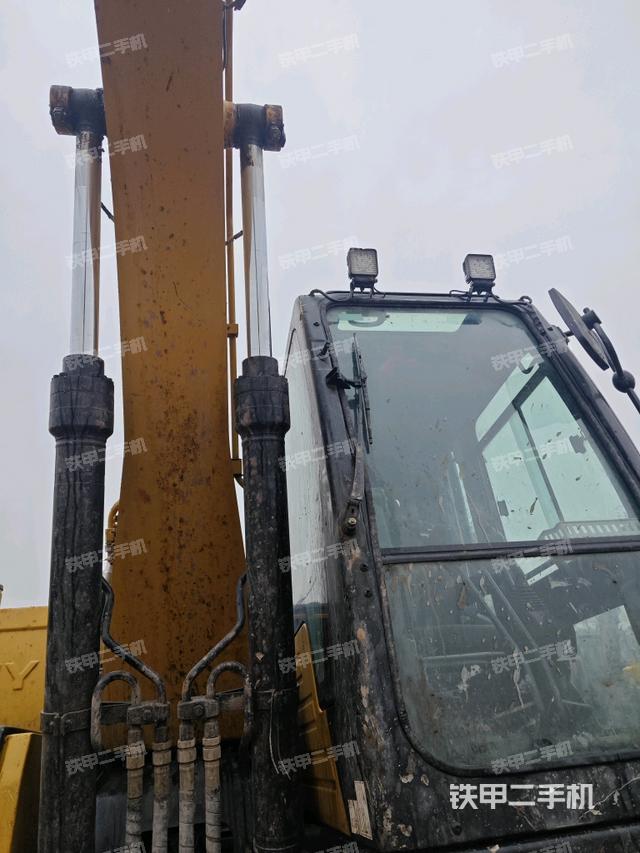 大臂油缸整体 竖拍（工作和回转装置）