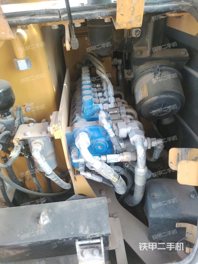 回转马达和主控阀（整机外观）