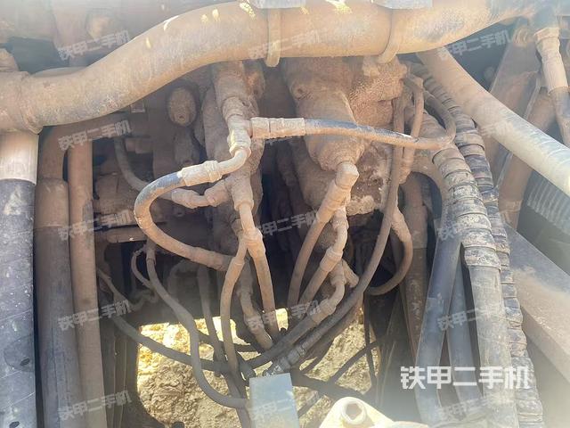 回转马达和主控阀（整机外观）