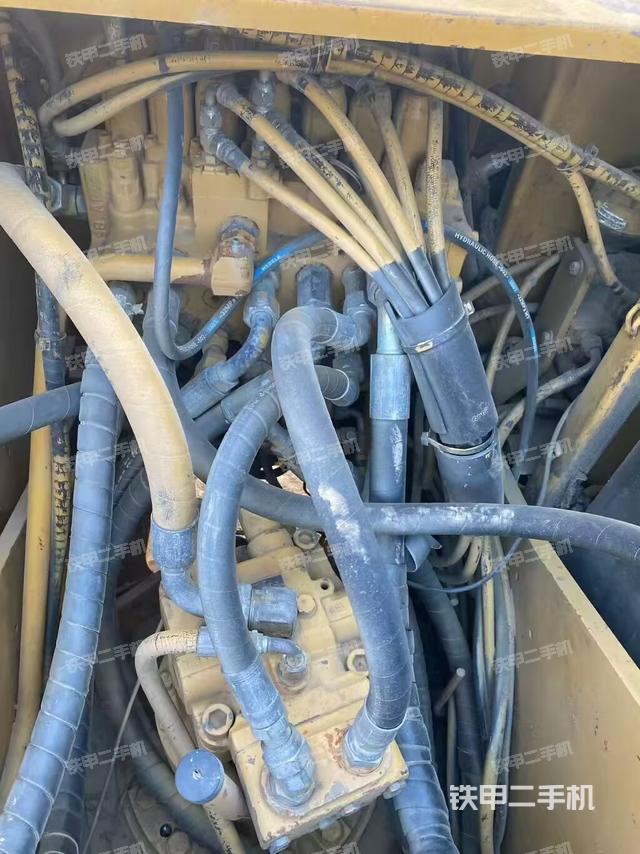 回轉(zhuǎn)馬達(dá)和主控閥（整機(jī)外觀）